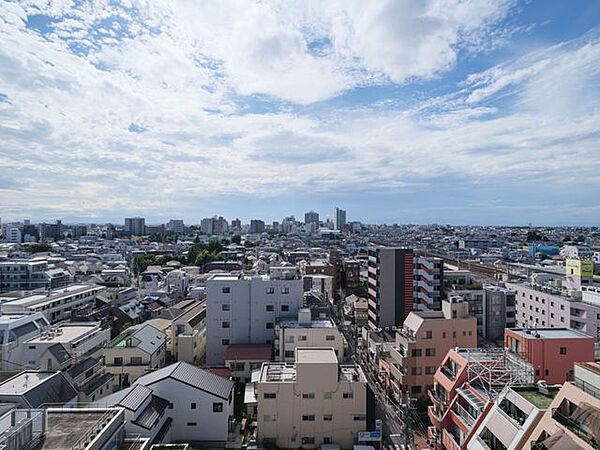 9階部分のバルコニーからは遠くまで広がる開放的な街並みを一望できます。前方に視界を遮る建物がなく心地よい自然光と風を感じられ、ご家族で伸びやかなひとときを過ごせそうな景観です。