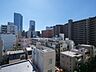 その他：周辺の建物や都心の街並みを見渡せる眺望です。空が大きく感じられる見晴らしで、室内にも開放的な雰囲気をもたらします。
