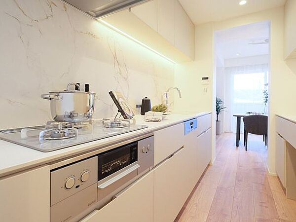 作業効率と居住空間の広さを両立できる壁付けキッチンです。油はねや水はねが居住空間へ広がりにくく、お手入れのしやすさも魅力です。