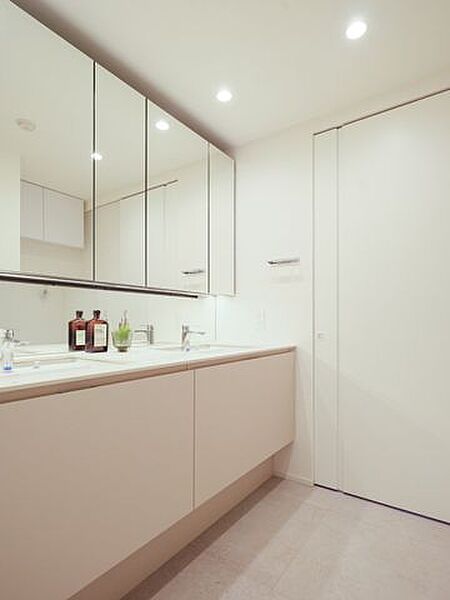 洗面化粧台にはまるでホテルのようなダブルボウルデザインを採用しました。大きな鏡面と収納も豊富に備え付け、朝の身支度を整える時間もご家族で快適に広々とお使いいただけます。