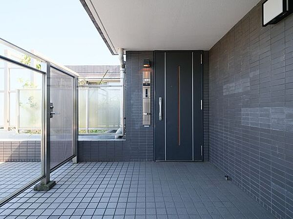 門扉付きの専用ポーチを備えた住まいです。共用廊下から一歩奥まった配置のため、お出かけ時にも他居住者様との衝突の心配がない設計です。