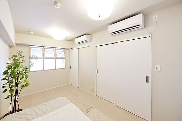 洋室2（約5.8帖）は、室内窓を採用することで住まいの奥まで光と風を届け、リビングの家族とのつながりを感じながら過ごすことができます。エアコン2基設置済みです。