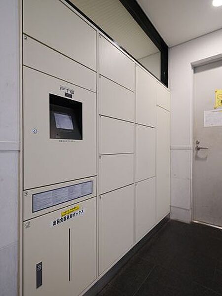 24時間いつでも荷物受け取りが可能。プライベートの時間を邪魔されず、配達時間も気にせず過ごすことができる便利な設備です。