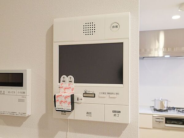 訪ねてきた相手をモニター越しに確認でき、防犯対策に役立ちます。インターホン越しに話をすることが可能です。