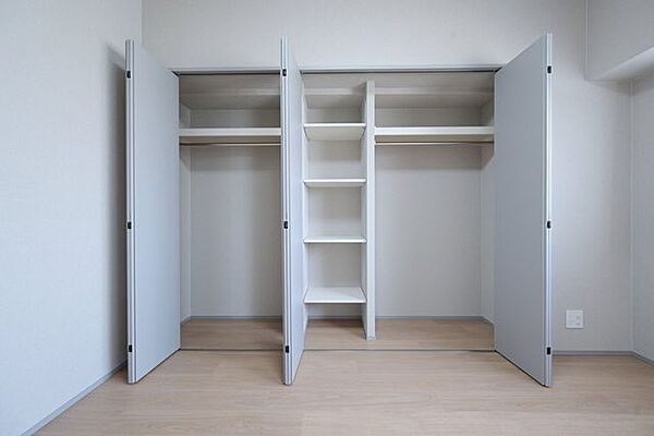 洋室2には壁一面の収納力の高い機能的なクローゼットを備えつけました。衣類や小物もきれいに整頓でき、居住空間を美しく保ち、快適な暮らしを支えます。