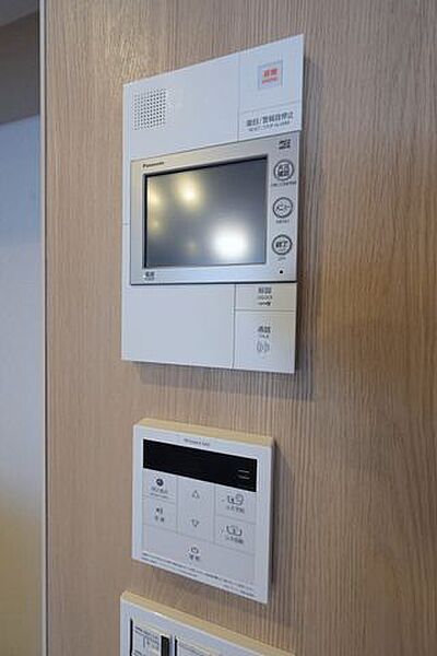 訪ねてきた相手をモニター越しに確認でき、防犯対策に役立ちます。インターホン越しに話をすることが可能です。