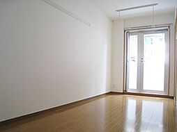 カーサ・レガロ 101 地下1階1Kのリビング/ダイニング