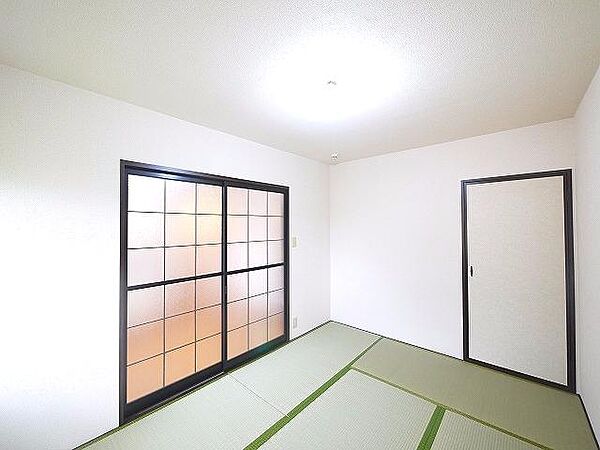 画像19:畳の上でゆっくりとくつろげる和室です