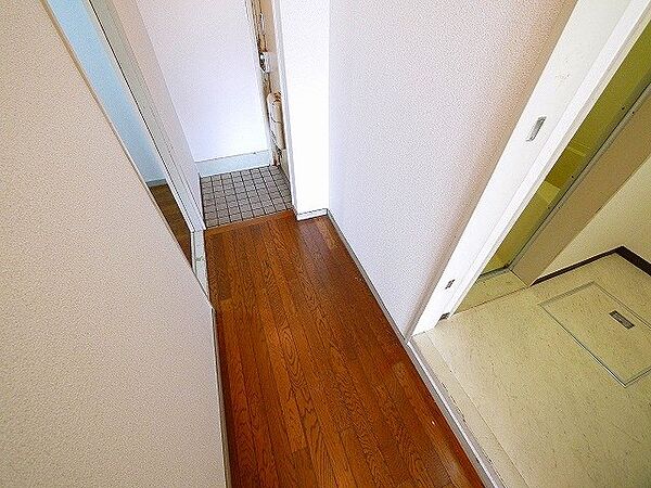 画像14:洗面所から玄関への廊下です