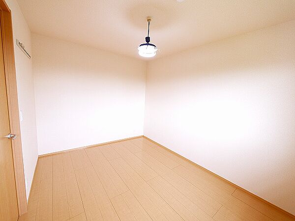 画像25:落ち着いた色調の洋室です
