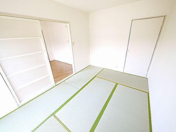 画像25:畳の上でゆっくりとくつろげる和室です