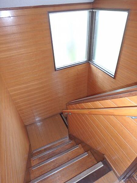 室内：階段窓付明るいです。U字型の階段、滑り止めもしっかりと。