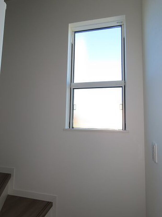 陽のたくさん入る窓のある1階階段