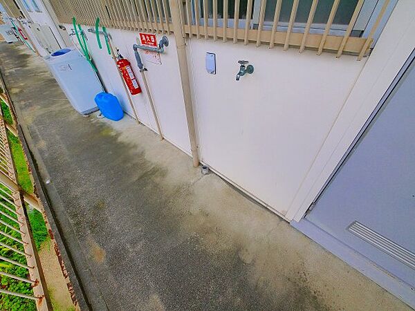 画像23:玄関の横に洗濯機置き場がございます。