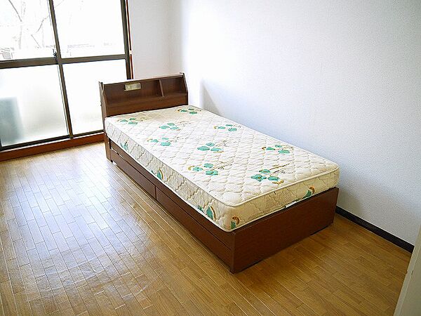 画像9:落ち着いた色調の寝室です