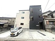 石切駅より徒歩10分 築1年2ヶ月 3階建の賃貸物件