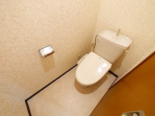 画像8:落ち着いた色調のトイレです