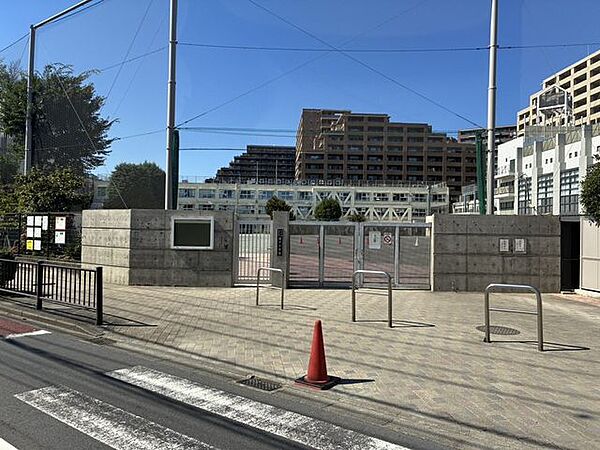 世田谷区立塚戸小学校 徒歩7分。 560m