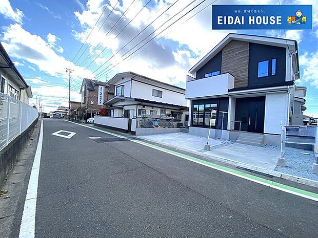 前面道路を含む現地外観写真