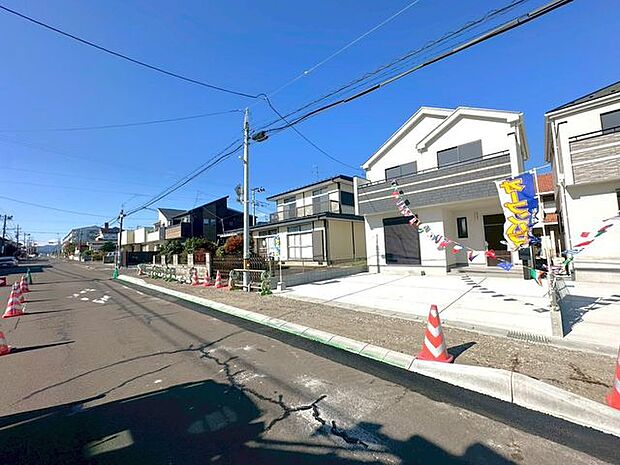 前面道路含む外観