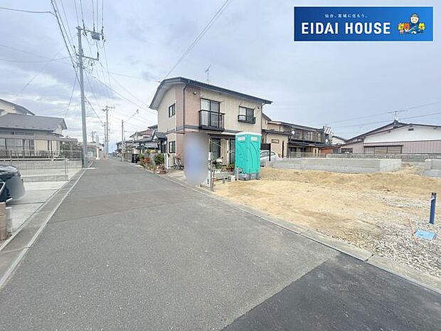 前面道路含む外観