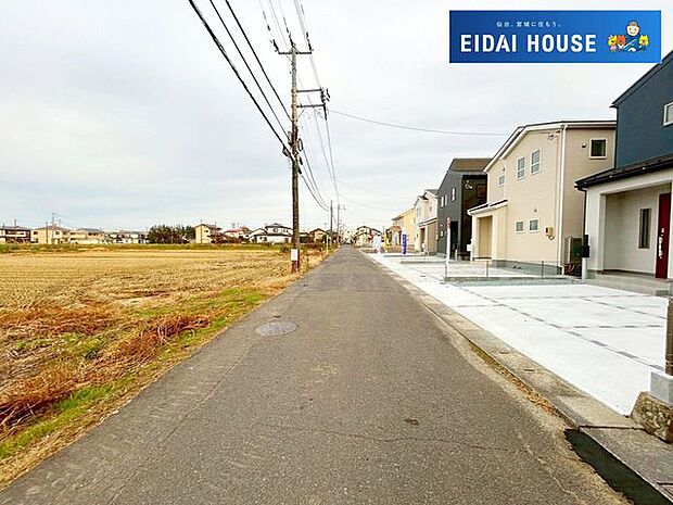 前面道路含む外観