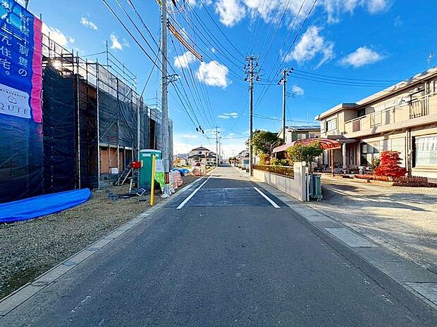 前面道路含む外観