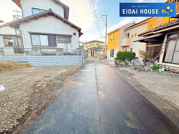 前面道路含む外観