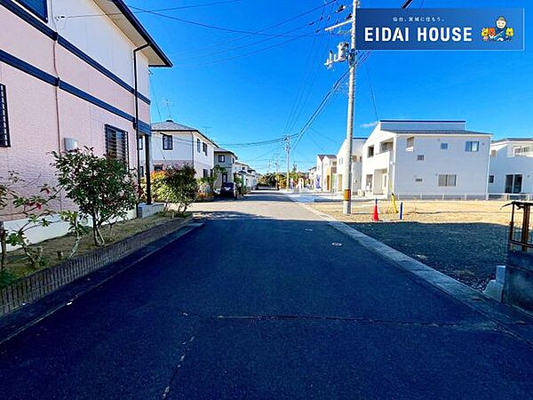 前面道路含む外観