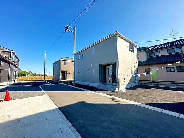 前面道路含む外観