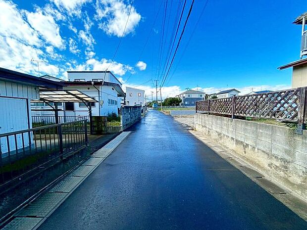 前面道路含む外観