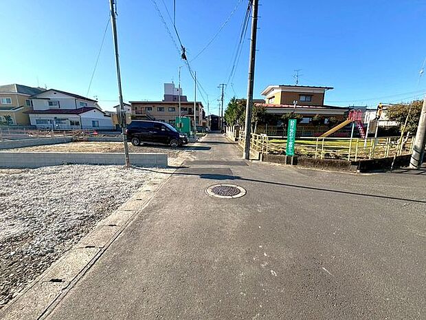 前面道路含む外観