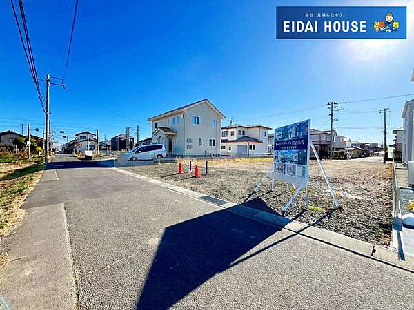 前面道路含む外観