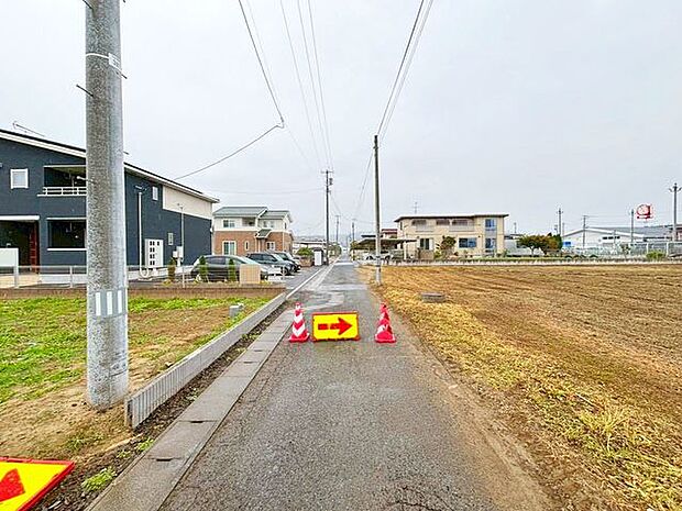 前面道路含む外観