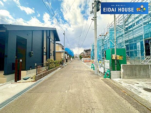 前面道路含む外観