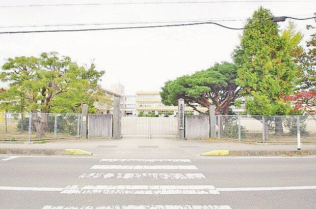 亘理町立逢隈小学校 徒歩12分。 890m