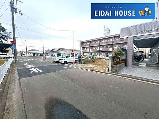 前面道路含む外観