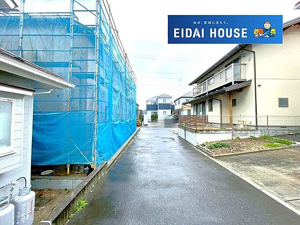 前面道路含む外観