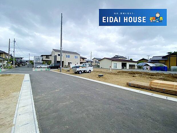 前面道路を含む現地現況外観写真