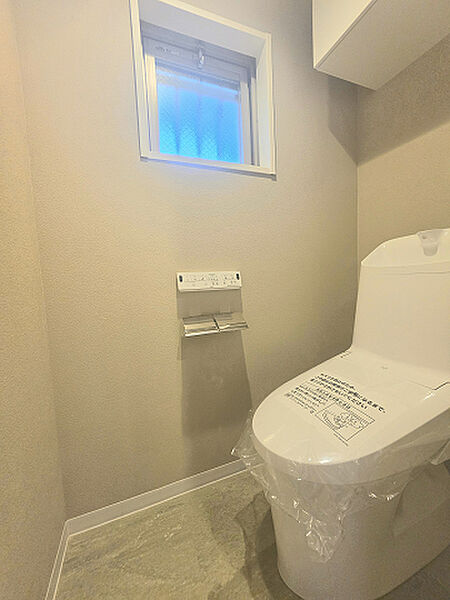 【トイレ】窓があり、換気らくちんなトイレです。ウォシュレットもございます。
