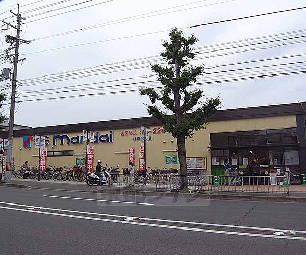 万代 嵯峨広沢店まで266m 丸太町通り沿いにございます 駐車場も広めです
