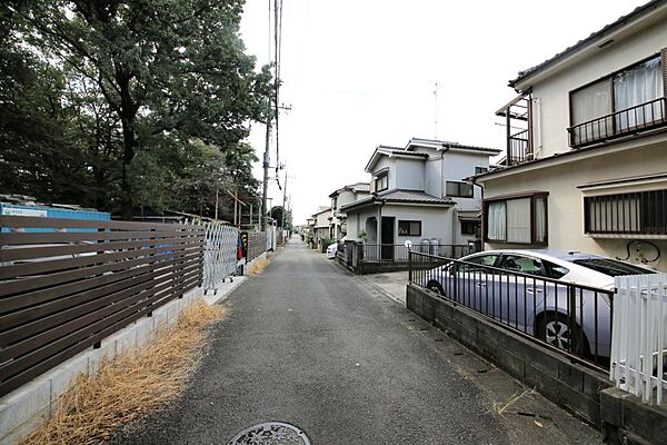 前面道路は平坦で車通りも少なく、お子さまにも安心ですね♪