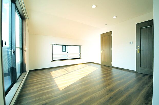 3階の洋室は、明るく心地のよいお部屋となっております♪