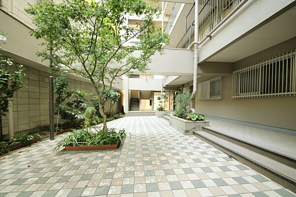 マンションの敷地内には、中庭スペースがございます♪