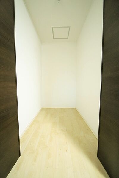 主寝室には、ウォークインクロゼットが設置されております♪