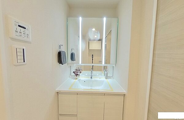 三面鏡のシャンプードレッサーで、お出かけ前の身支度もスムーズに♪