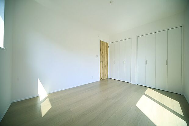 バルコニーに面した、洋室6帖となっております♪