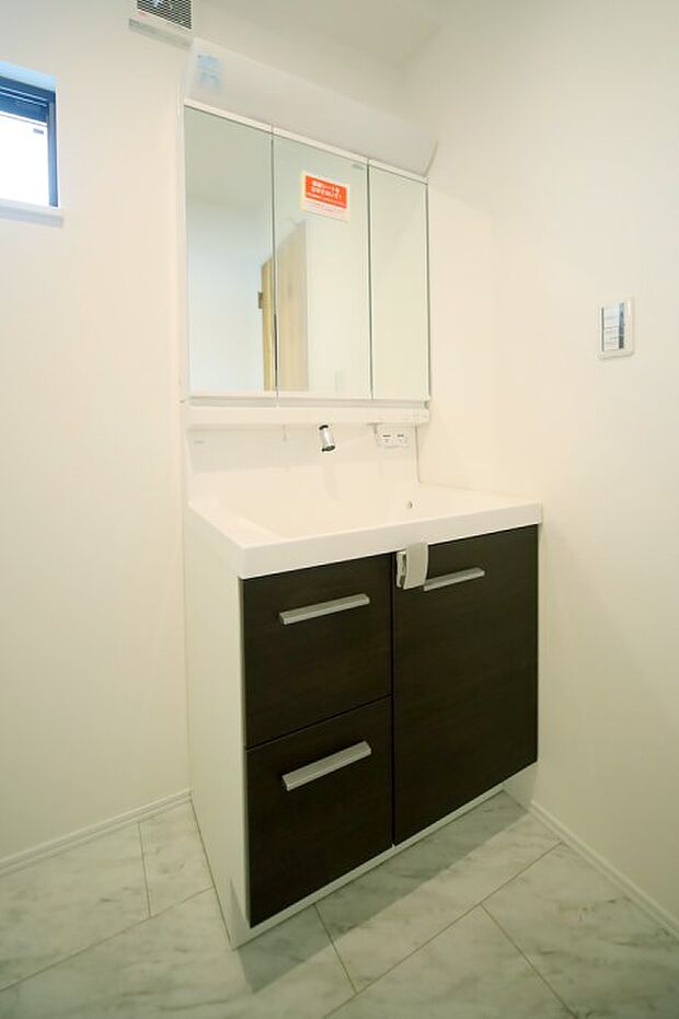 三面鏡のシャンプードレッサーで、お出かけ前の身支度もスムーズに♪