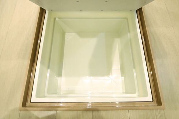 調味料などのストックに便利な、床下収納がございます。