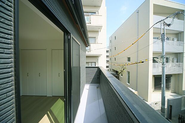 お洗濯物が良く乾きそうな、東南向きのワイドバルコニーです♪